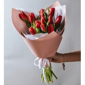 Букет из 11 красных тюльпанов «LOVE IS»