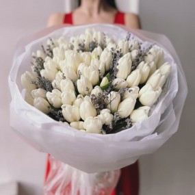Букет из 49 белых тюльпанов с лавандой 