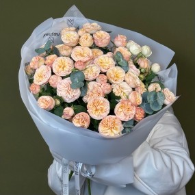 Букет из кустовых роз «Молочный шелк»