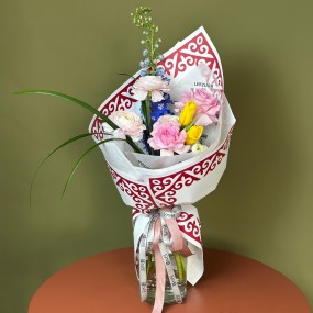 Букет с дельфиниумом «Көк сызык»