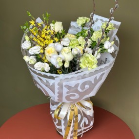Букет с форзицией «Ойгонуу»
