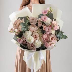 Нежный букет "Пыльно-розовый" из гортензий, роз и кустовых роз