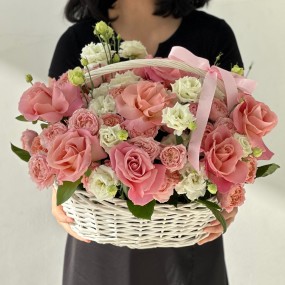 Кружевная корзина "Hermosa" из роз, кустовых роз и лизиантусов