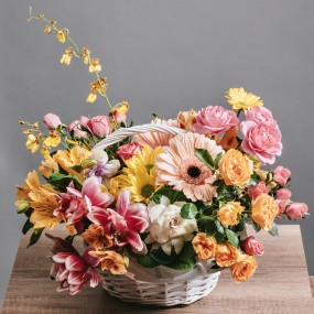 Корзина с хризантемой и кустовыми розами "Яркое утро"