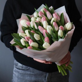 Букет из белых и розовых тюльпанов "Мелодия весны"