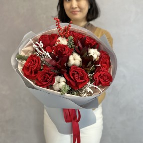 Зимний букет из красных роз "Рябина"