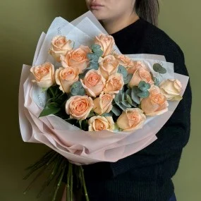 Букет из 17 персиковых роз