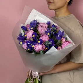 Букет из пионов и ирисов «Blush»